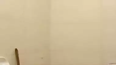 Tanker MILF bathing naked recorded while on video call