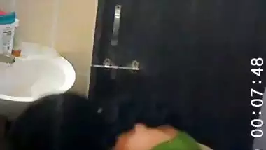Slim aunty stripping saree and video recording bath