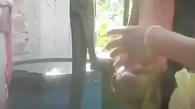 Neighbor aunty bathing with son entering viral MMS