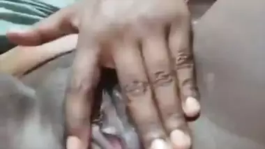 Tamil girl black pussy showing and fingering viral clip