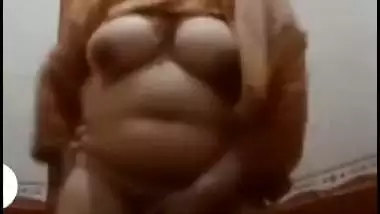 Bhabhi shaking hip during fingering on live cam