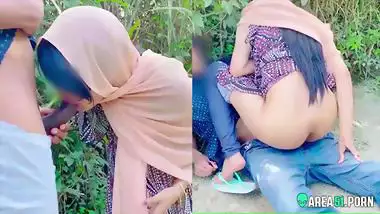 Very risky public fuck with very shy college desi girl caught on camera mms