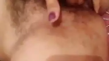 Indian girl nude MMS of a girl fingering her hairy pussy